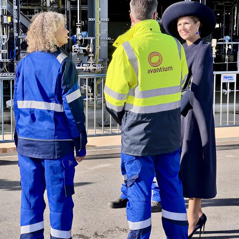 Queen Máxima of the Netherlands talks with Avantium's workers